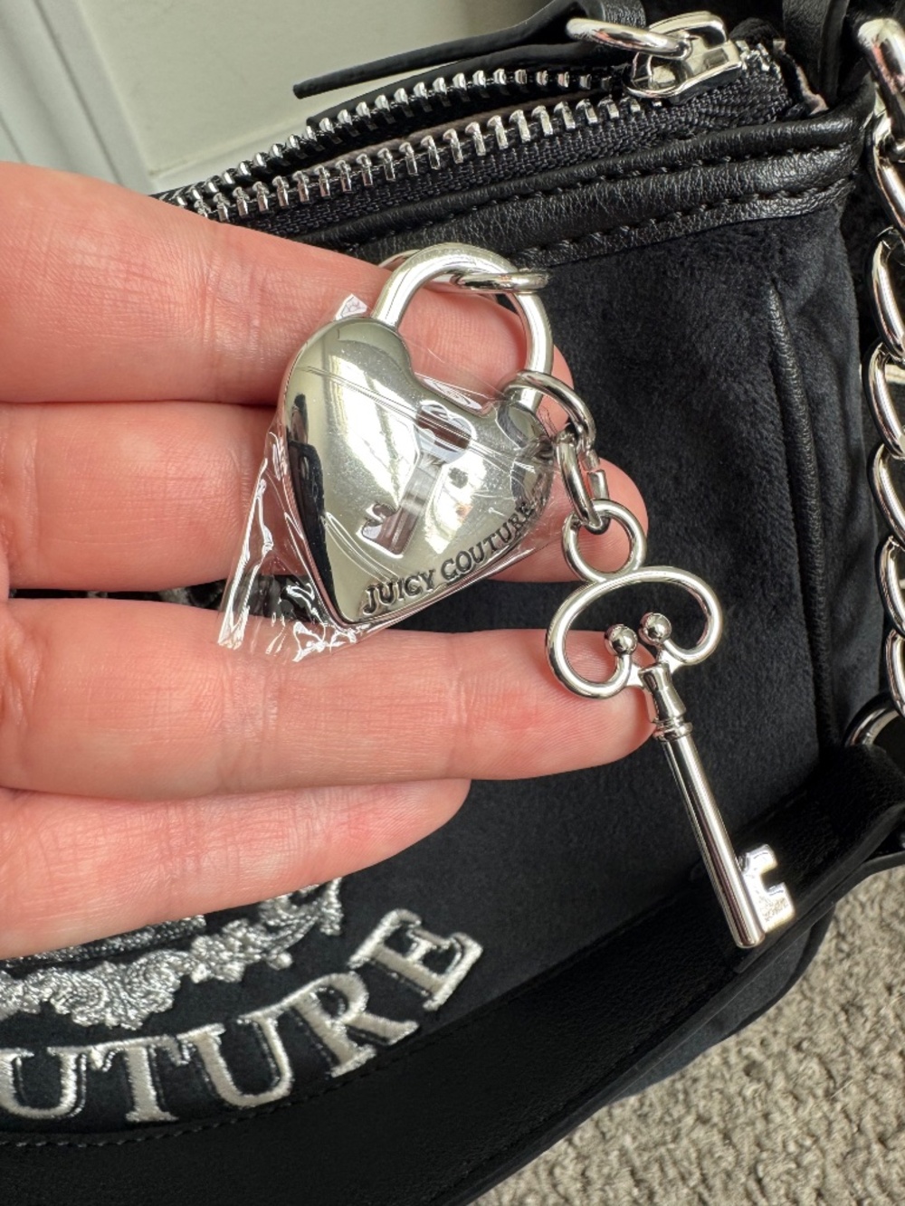 NEW✨Juicy Couture Black Velour Shoulder Bag Y2K Logo - Picture 4 of 8